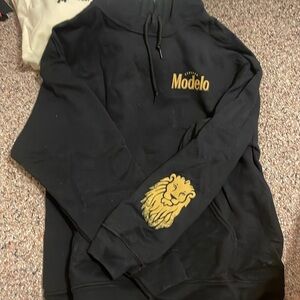 MODELO hoodie